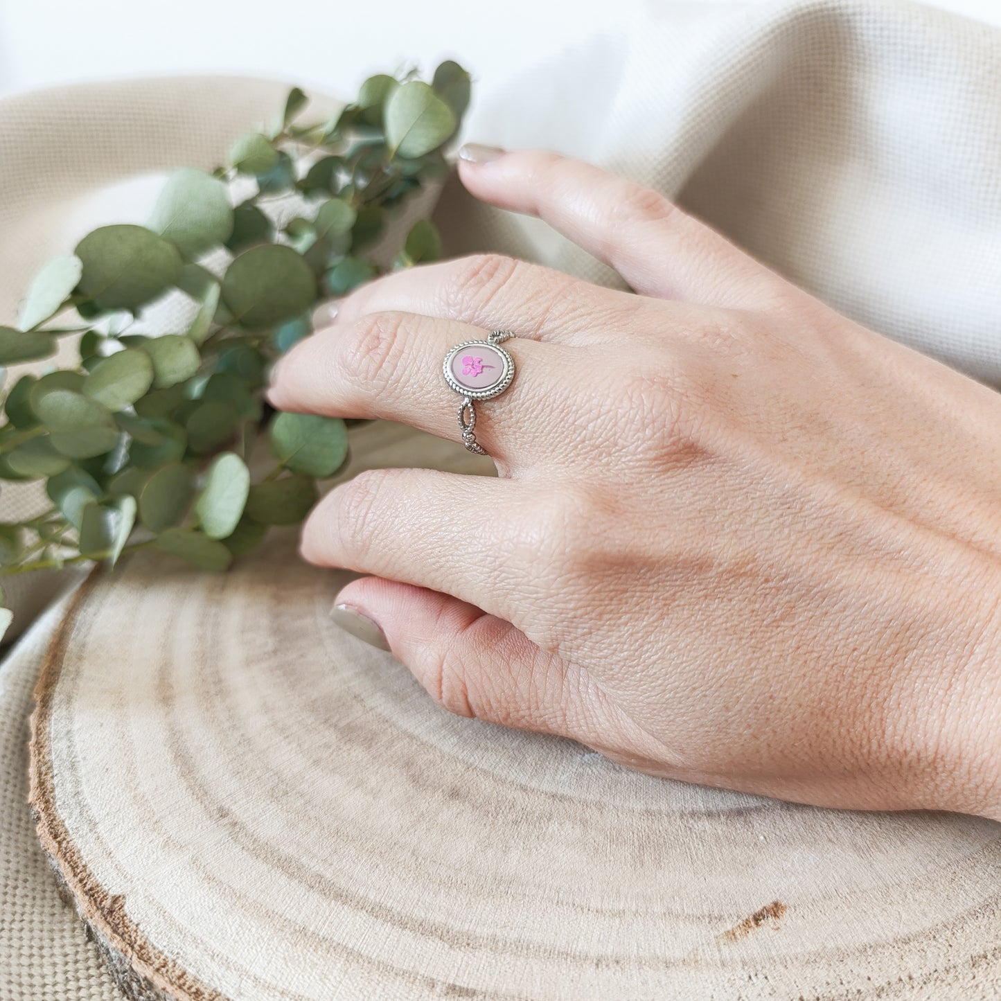 Anello Ovale Regolabile in Acciaio con Fiori essiccati