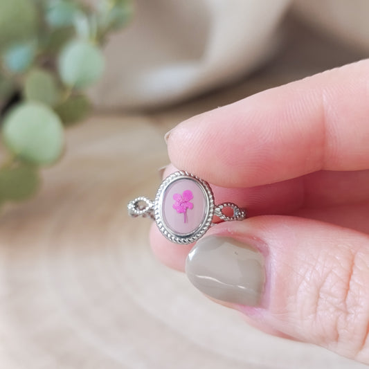 Anello Ovale Regolabile in Acciaio con Fiori essiccati