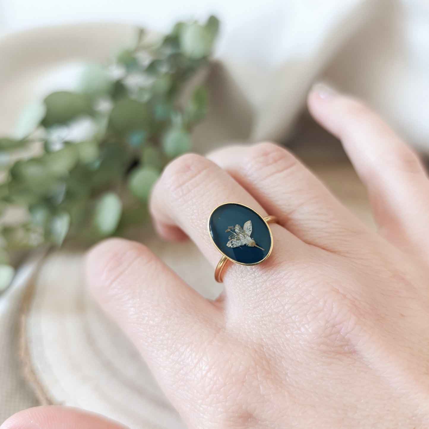 Anello Ovale grande Regolabile in Acciaio con Fiori essiccati -Oro