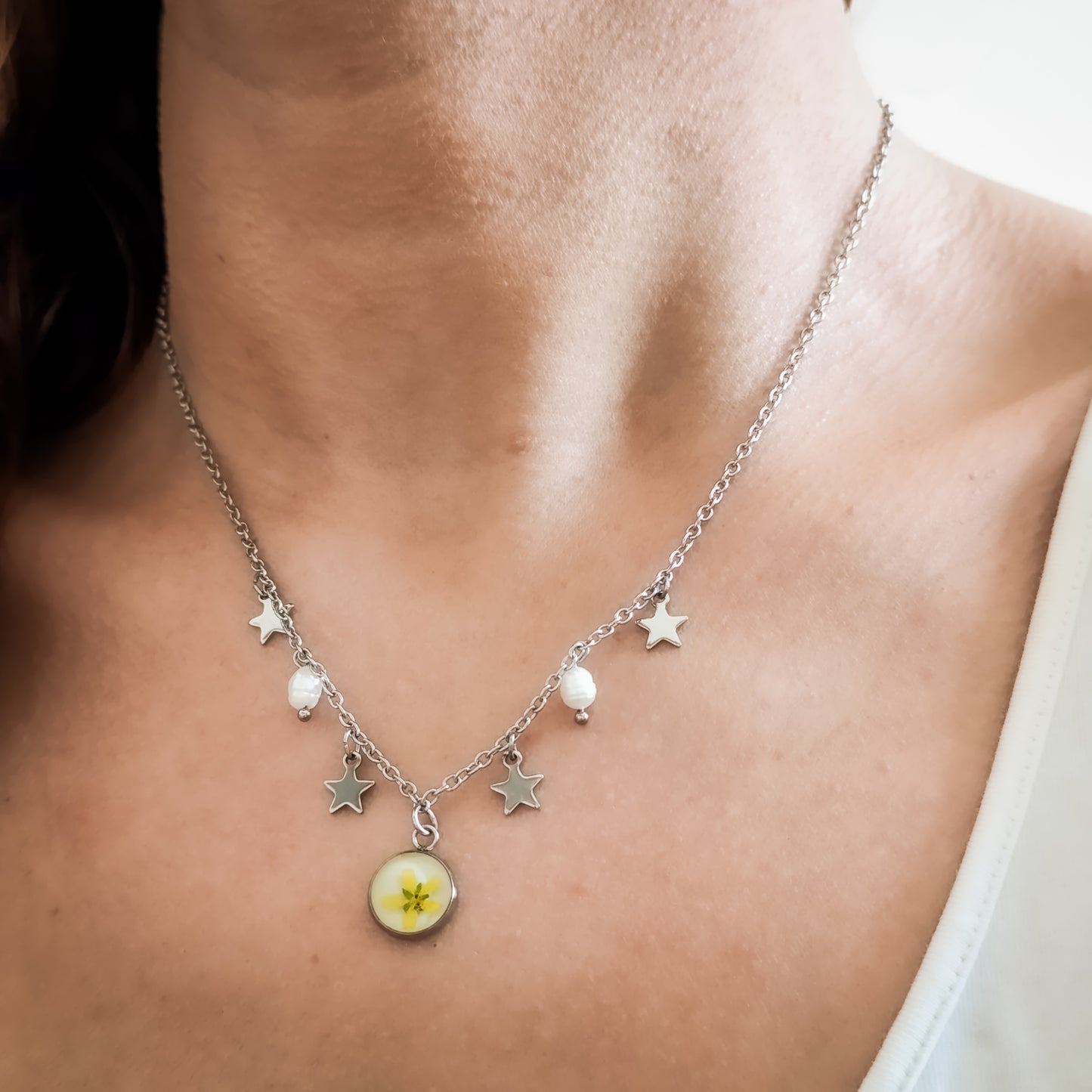 Collana con Catena Decorata e Fiore Selvatico Giallo