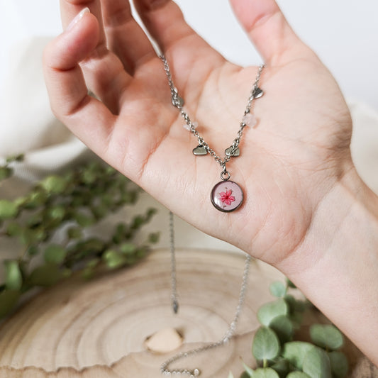 Collana con Catena Decorata e Fiore di Spirea