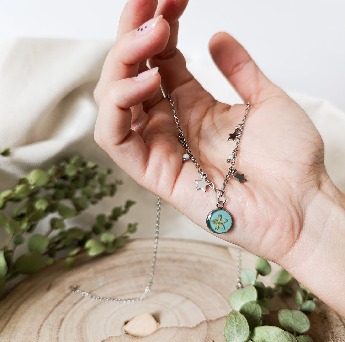 Collana con Catena Decorata e Fiore di Fitolacca