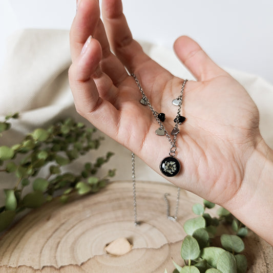 Collana con Catena Decorata e Fiore di Carota