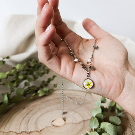Collana con Catena Decorata e Fiore Selvatico Giallo
