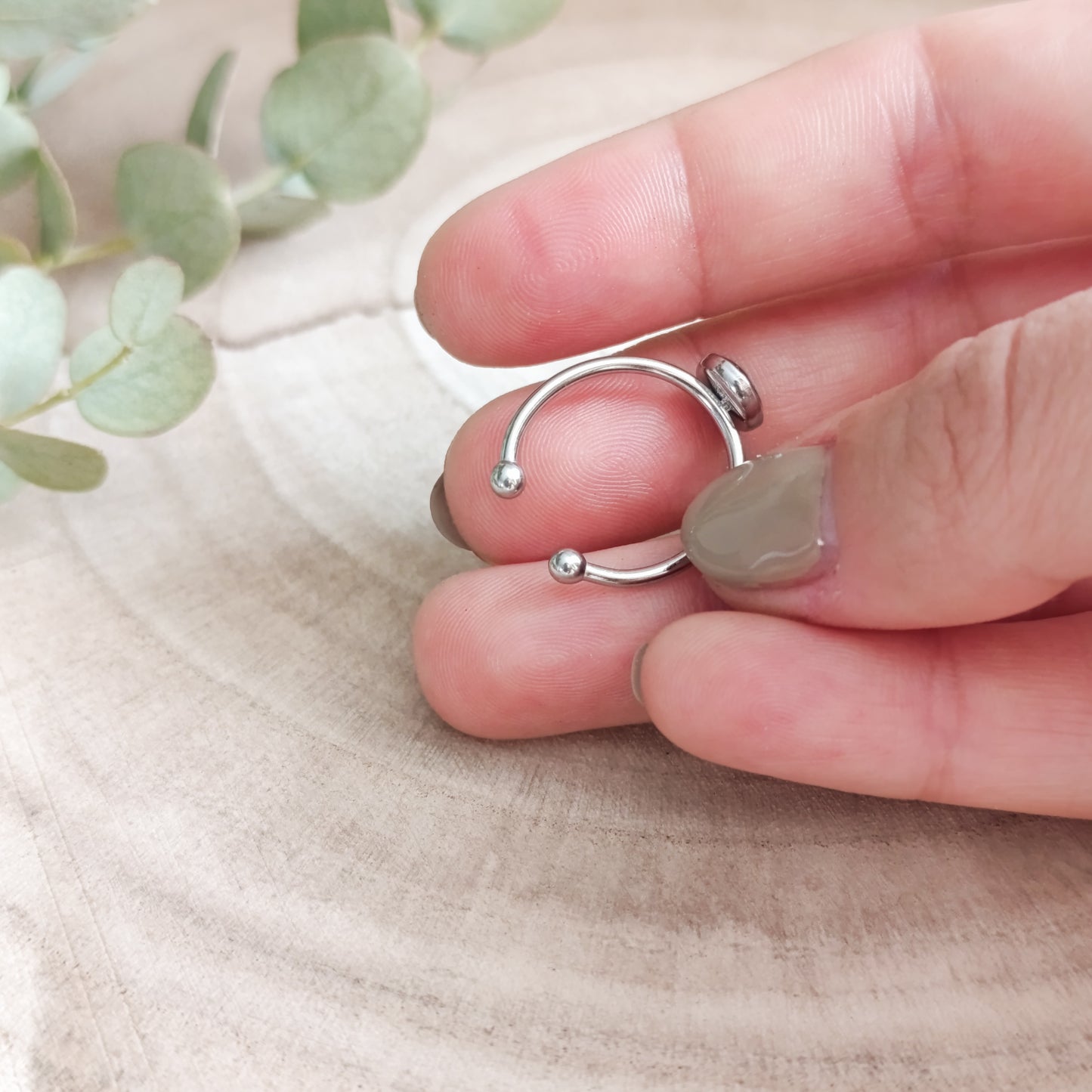 Anello Regolabile con Capsula Tonda e Carota Selvatica