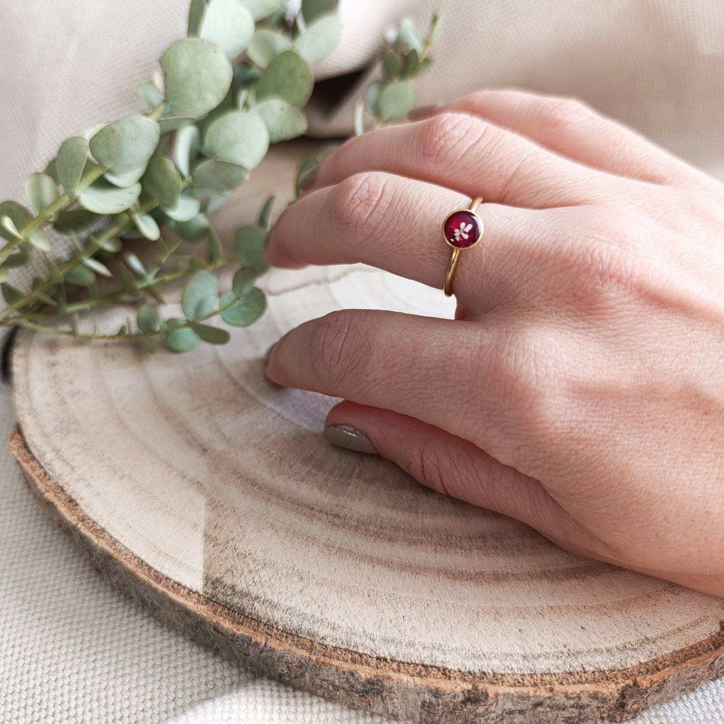 Anello Regolabile con Capsula Tonda e Carota Selvatica-Oro