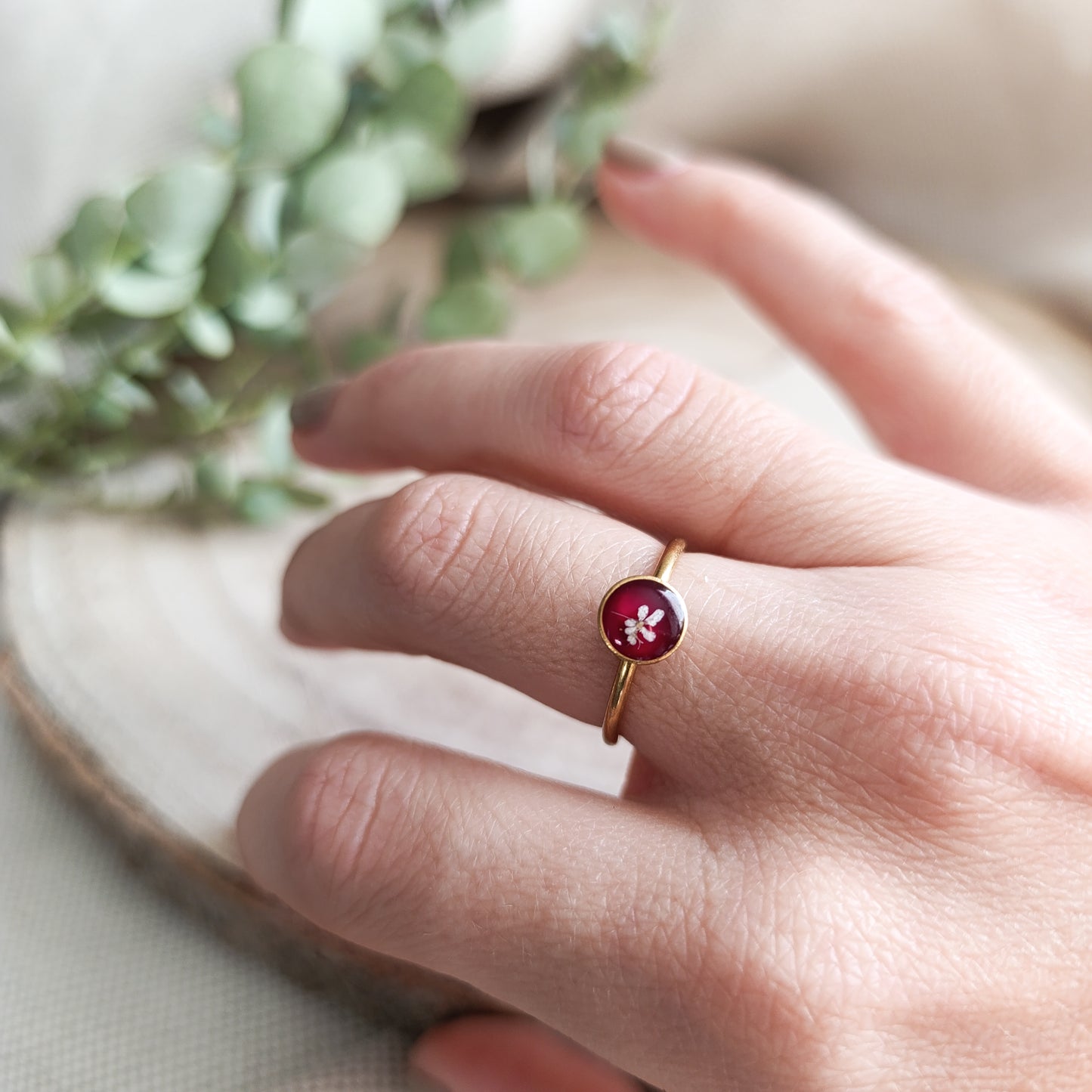 Anello Regolabile con Capsula Tonda e Carota Selvatica-Oro