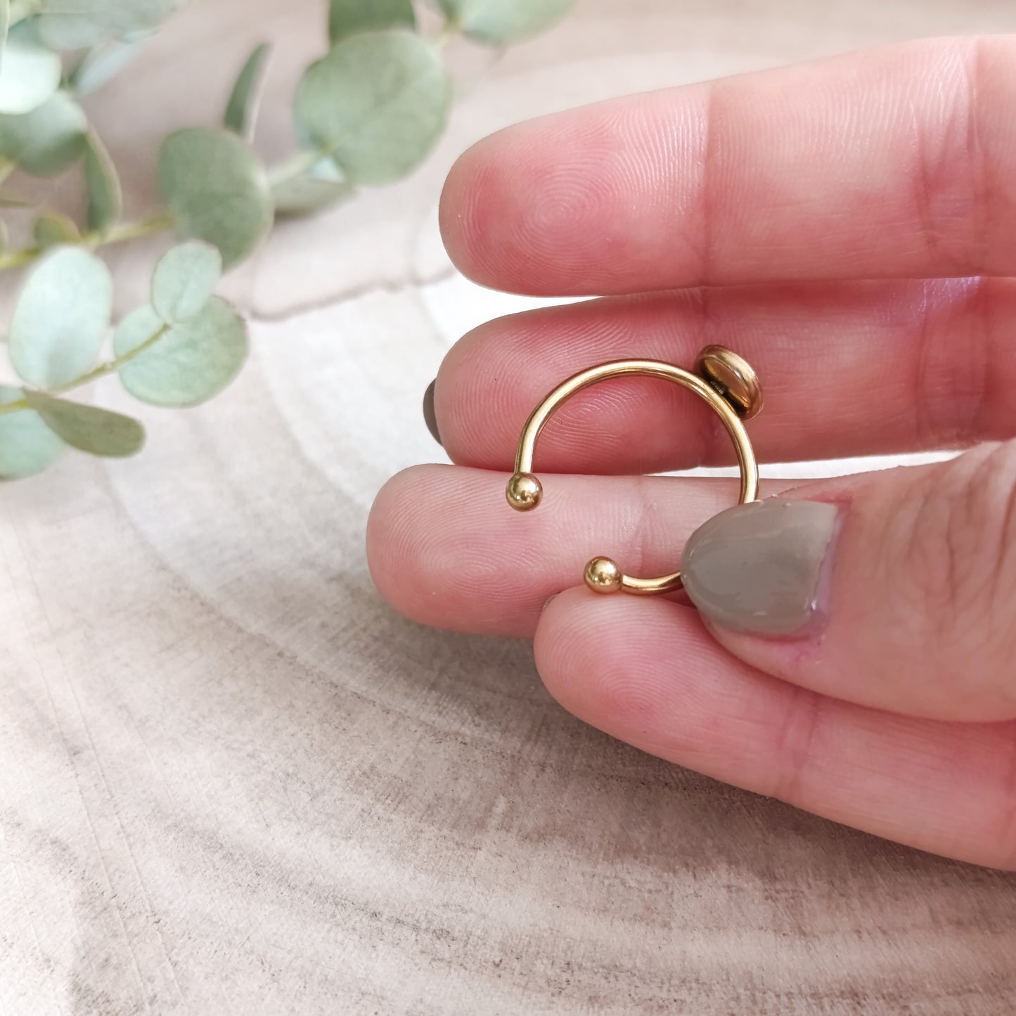 Anello Regolabile con Capsula Tonda e Carota Selvatica-Oro