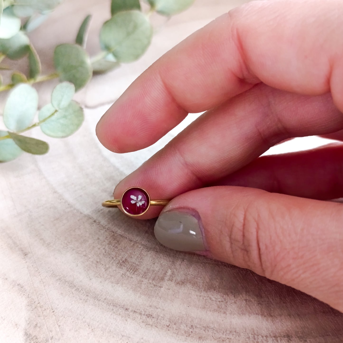 Anello Regolabile con Capsula Tonda e Carota Selvatica-Oro