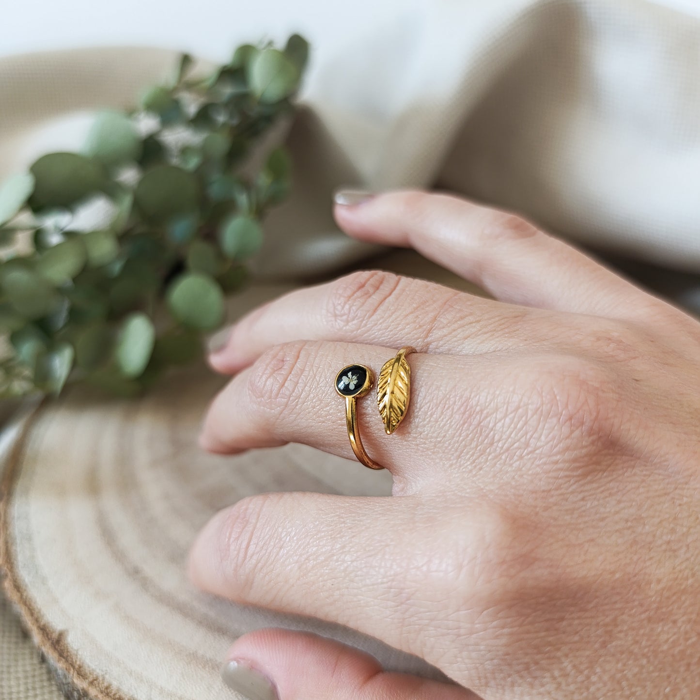 Anello Aperto Regolabile con Foglia e Carota Selvatica