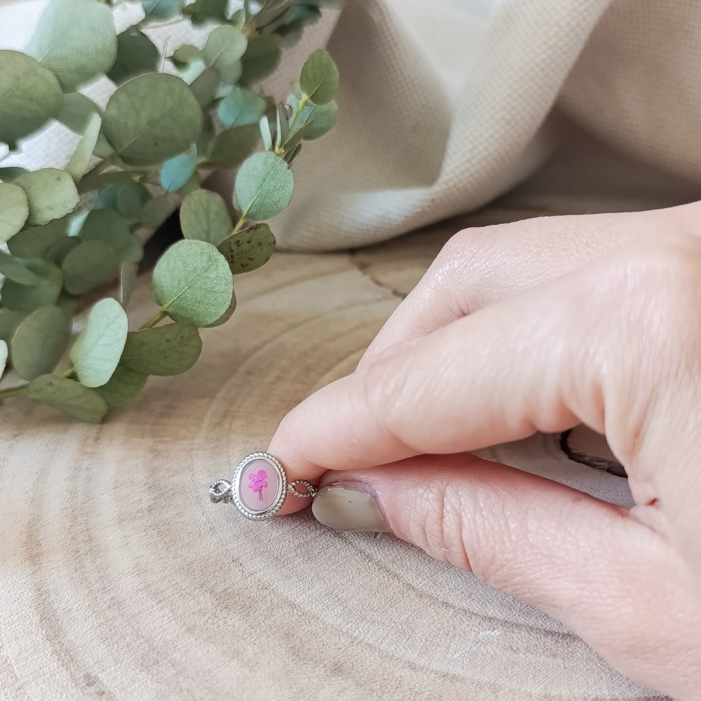 Anello Ovale Regolabile in Acciaio con Fiori essiccati