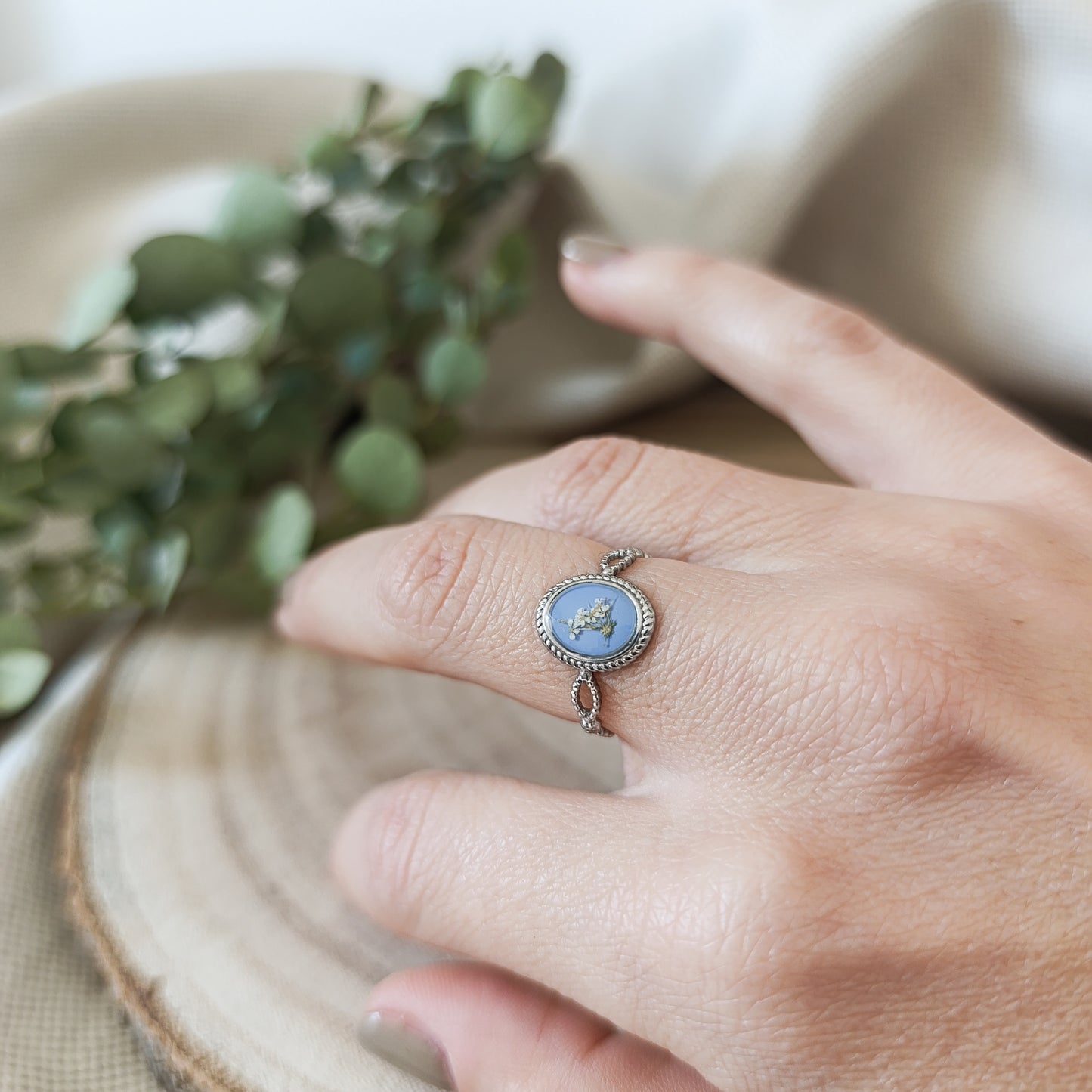 Anello Ovale Regolabile in Acciaio con Fiori essiccati