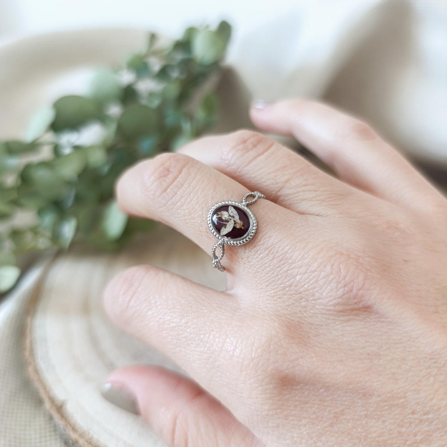 Anello Ovale Regolabile in Acciaio con Fiori essiccati