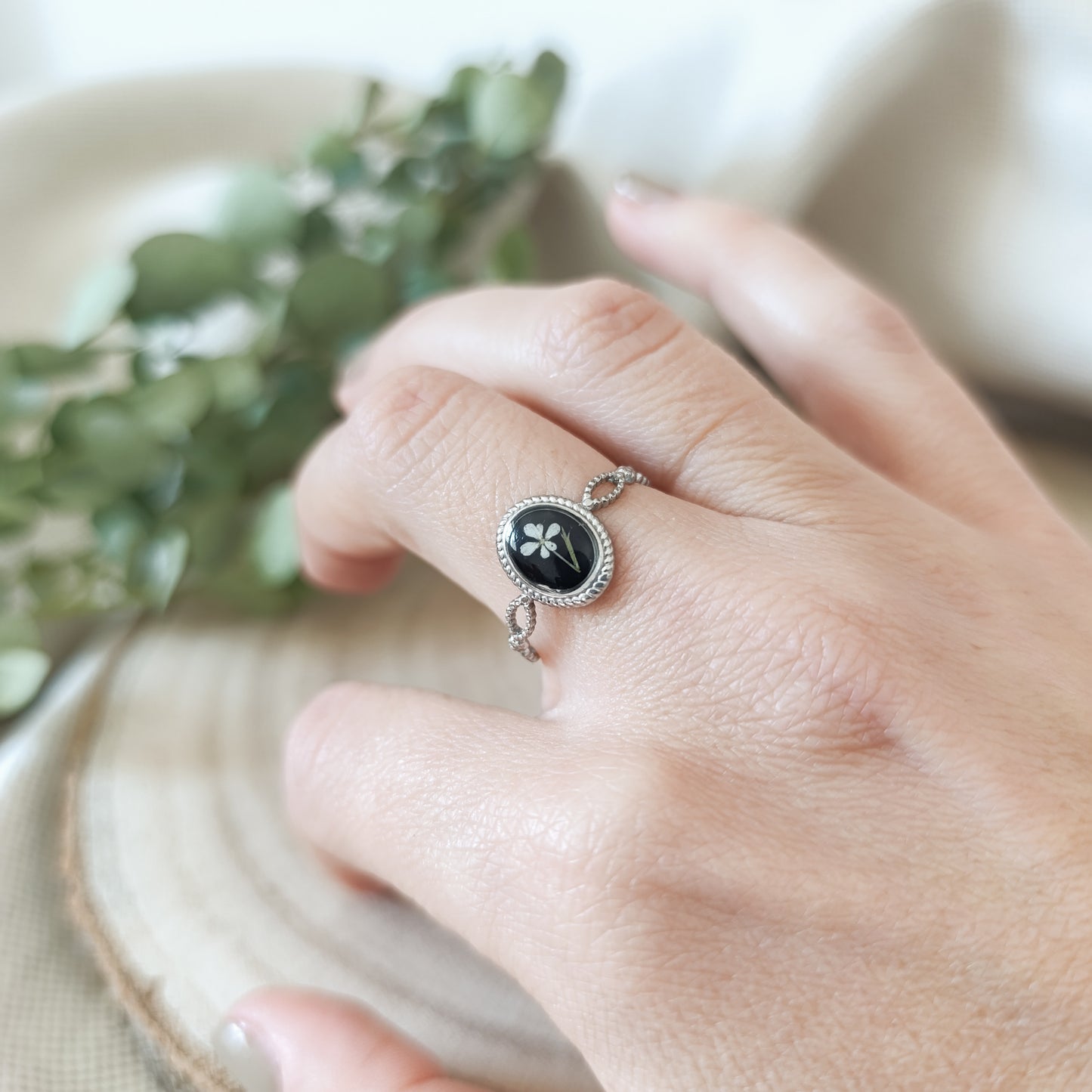 Anello Ovale Regolabile in Acciaio con Fiori essiccati