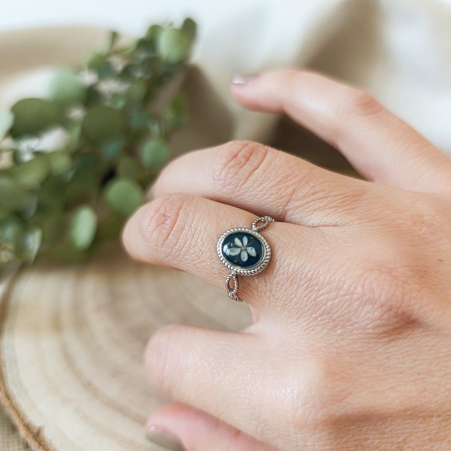 Anello Ovale Regolabile in Acciaio con Fiori essiccati