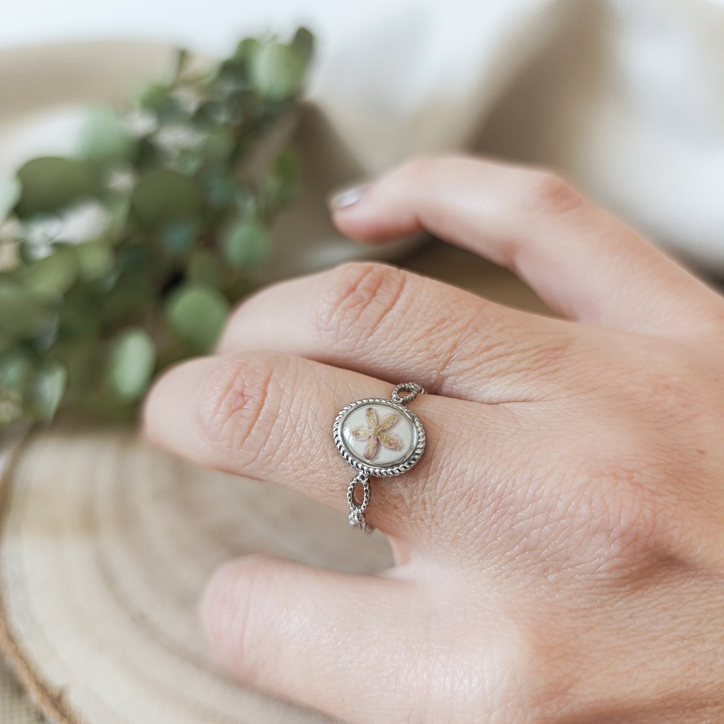 Anello Ovale Regolabile in Acciaio con Fiori essiccati