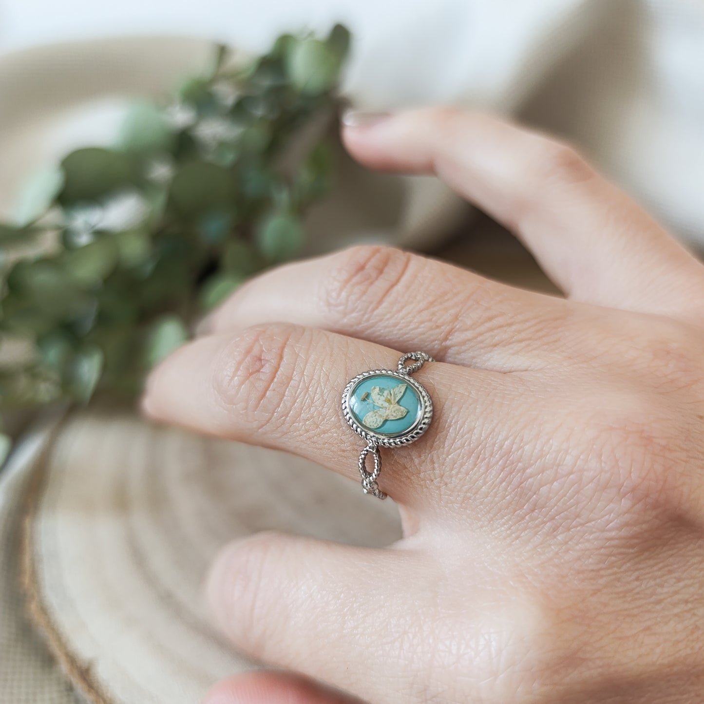 Anello Ovale Regolabile in Acciaio con Fiori essiccati