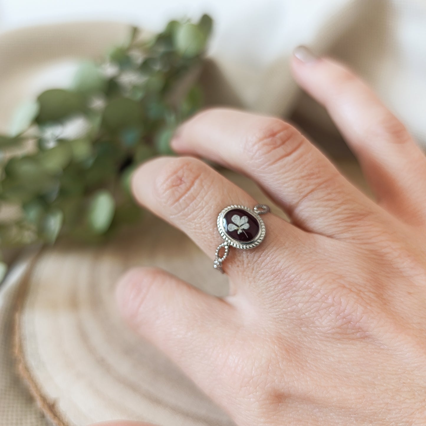 Anello Ovale Regolabile in Acciaio con Fiori essiccati