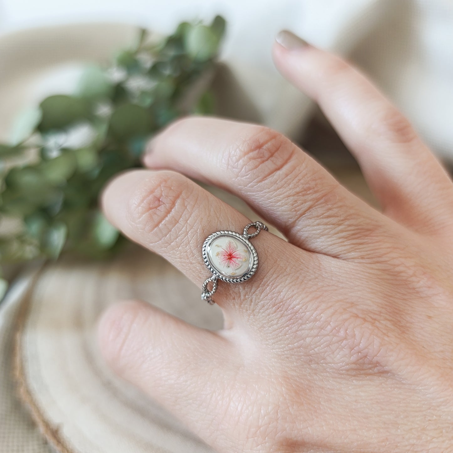 Anello Ovale Regolabile in Acciaio con Fiori essiccati