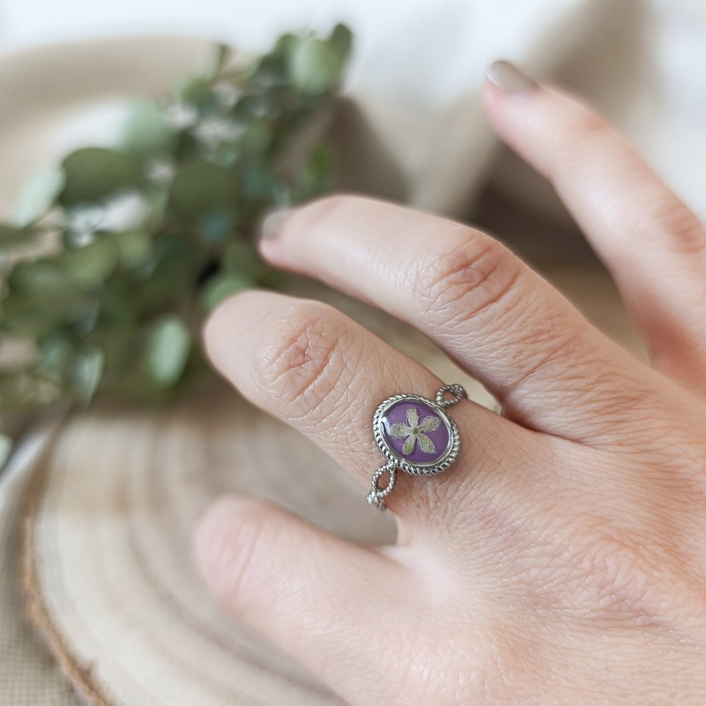 Anello Ovale Regolabile in Acciaio con Fiori essiccati