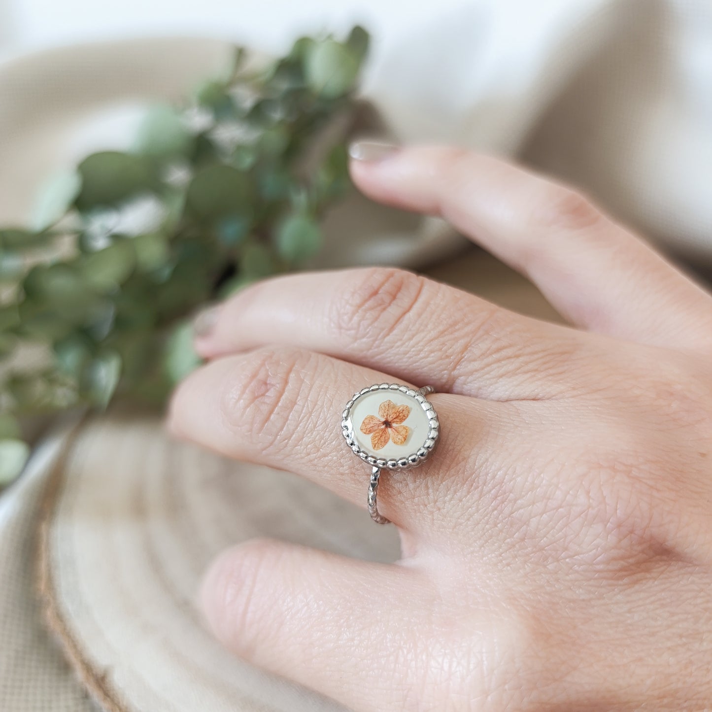 Anello Ovale grande Regolabile in Acciaio con Fiori essiccati