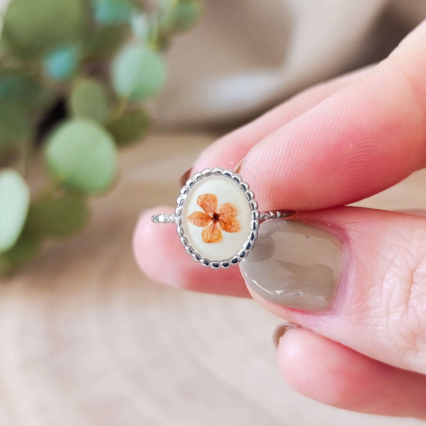 Anello Ovale grande Regolabile in Acciaio con Fiori essiccati