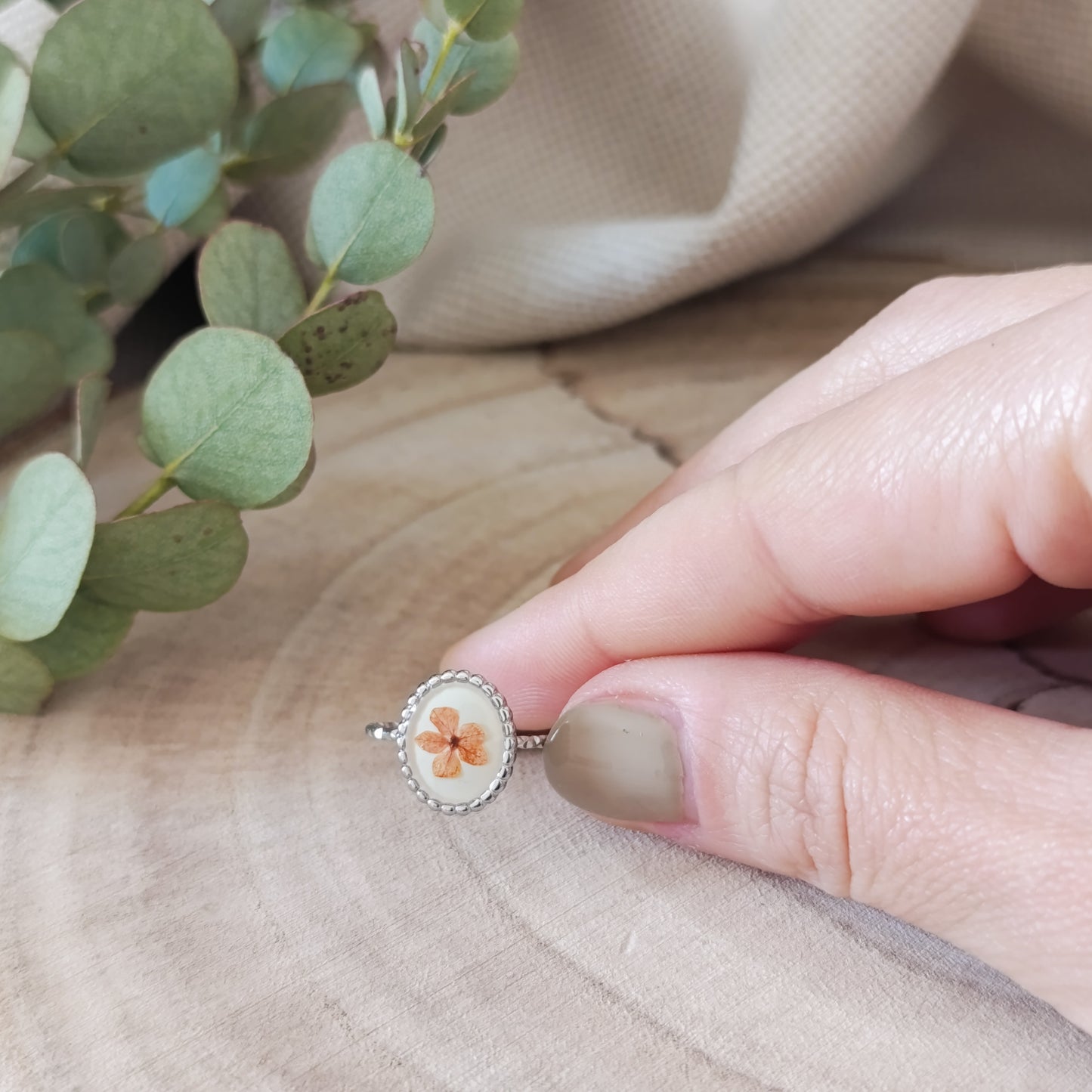 Anello Ovale grande Regolabile in Acciaio con Fiori essiccati