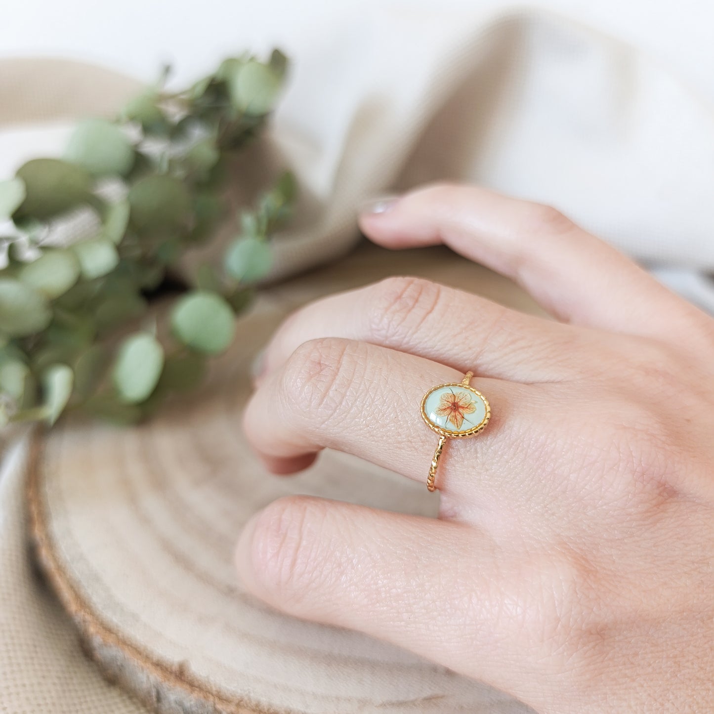 Anello Ovale Regolabile in Acciaio con Fiori essiccati -Oro