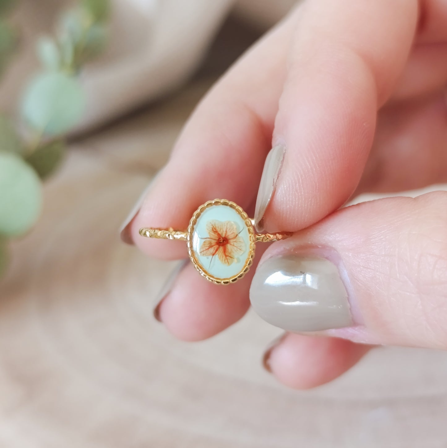 Anello Ovale Regolabile in Acciaio con Fiori essiccati -Oro