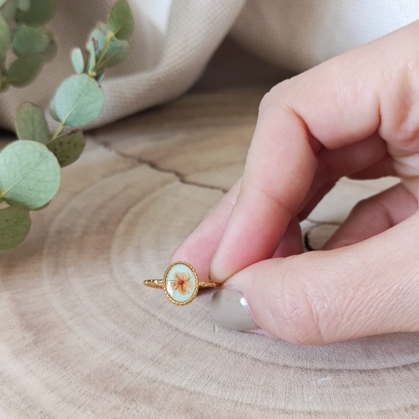 Anello Ovale Regolabile in Acciaio con Fiori essiccati -Oro