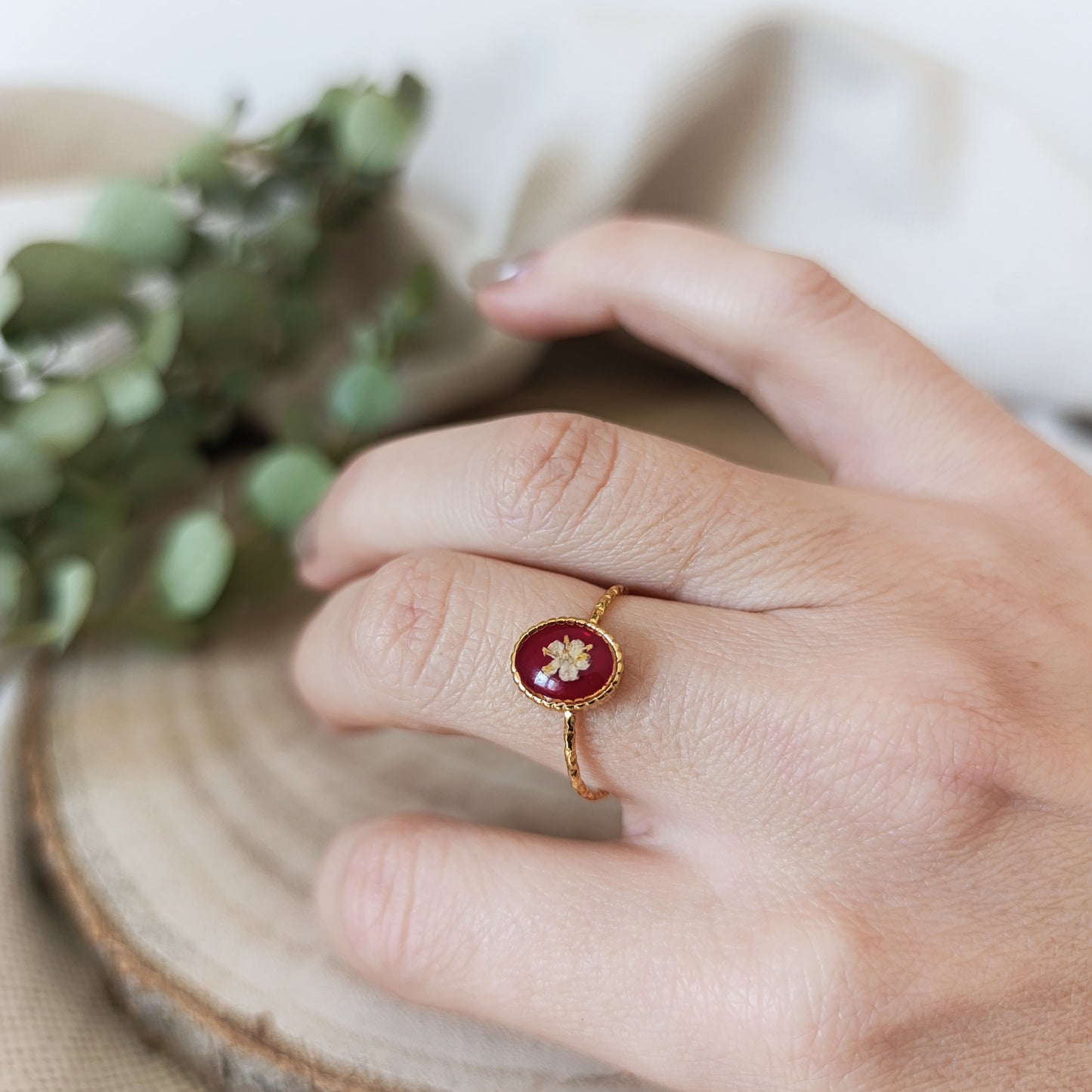 Anello Ovale Regolabile in Acciaio con Fiori essiccati -Oro