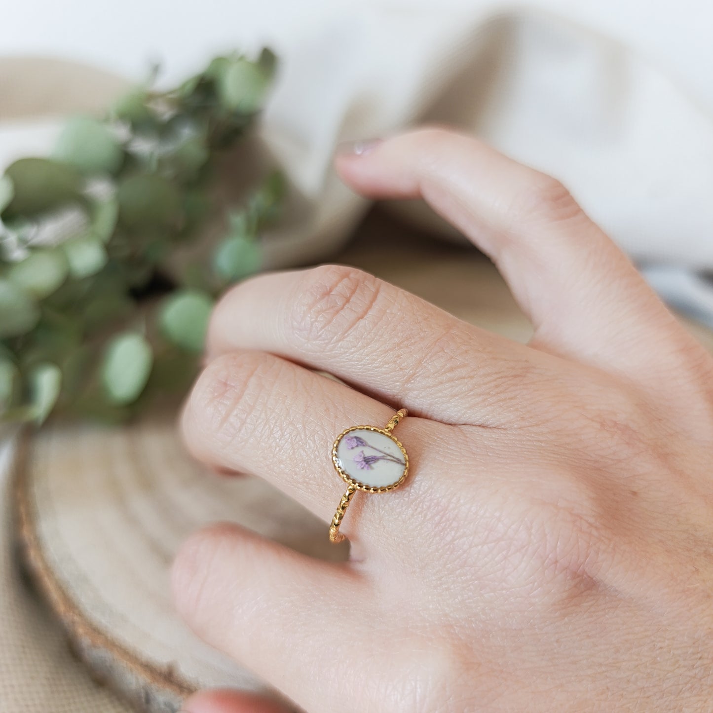 Anello Ovale Regolabile in Acciaio con Fiori essiccati -Oro