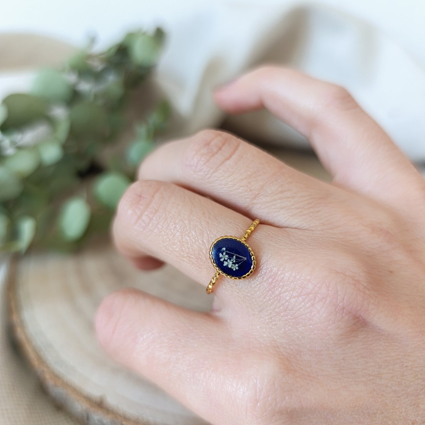 Anello Ovale Regolabile in Acciaio con Fiori essiccati -Oro