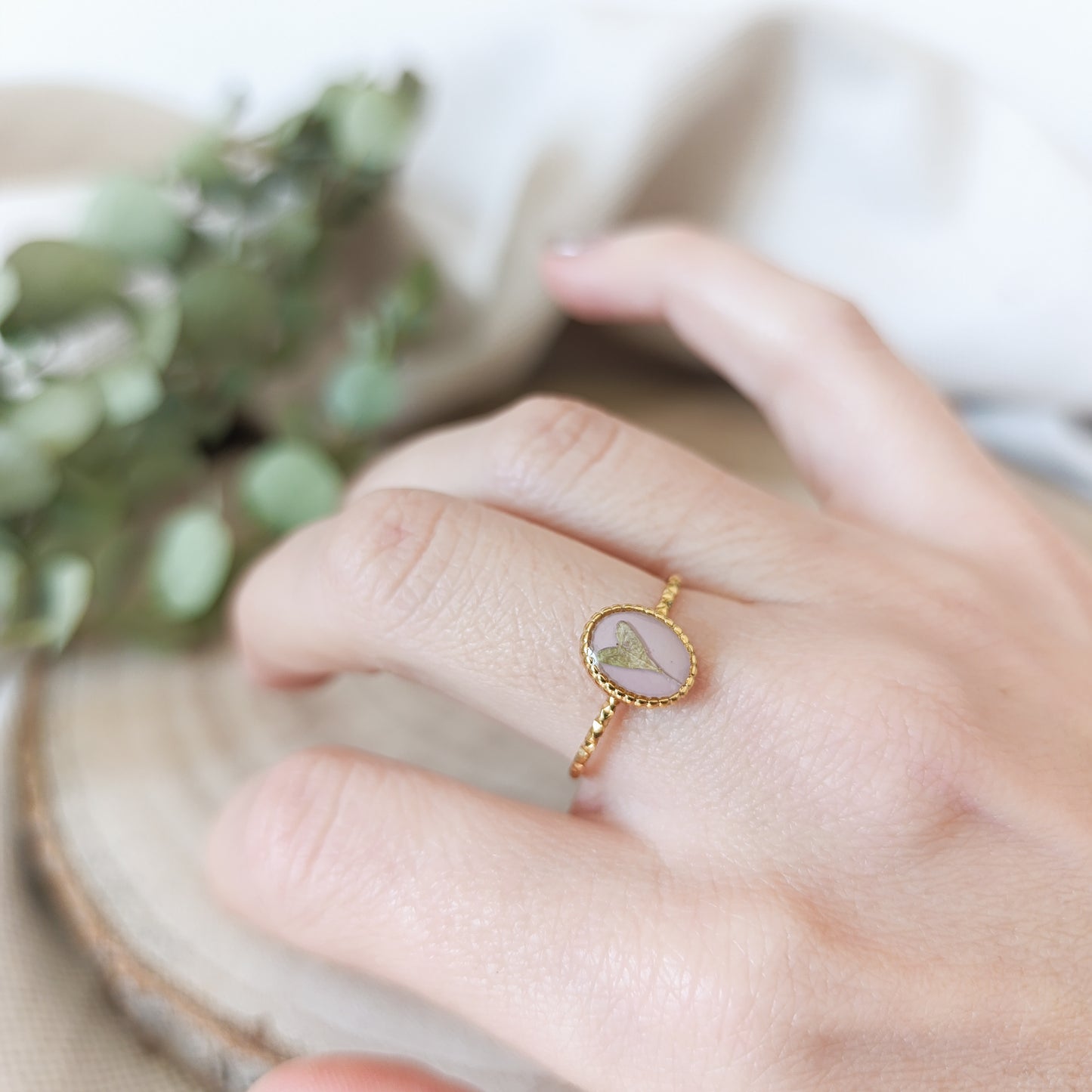 Anello Ovale Regolabile in Acciaio con Fiori essiccati -Oro