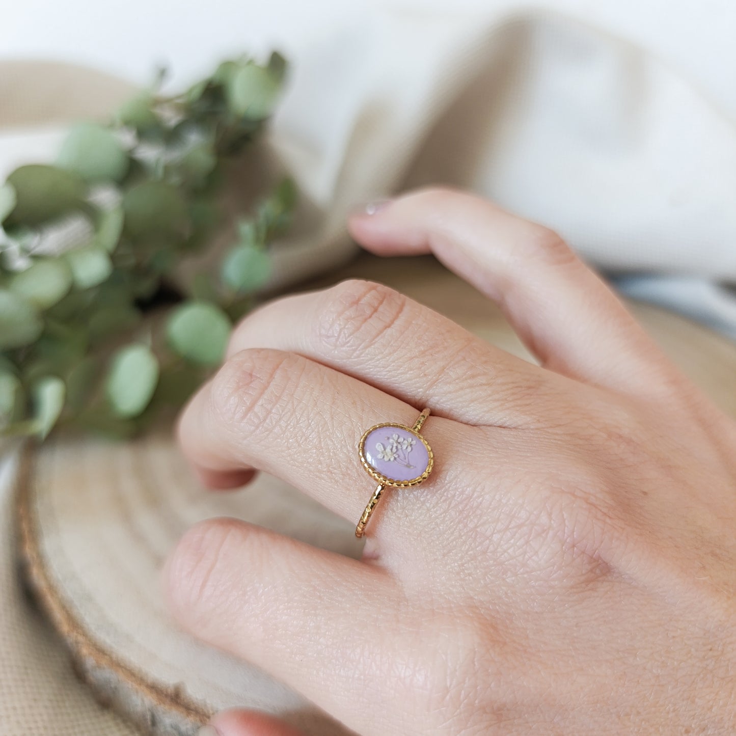 Anello Ovale Regolabile in Acciaio con Fiori essiccati -Oro
