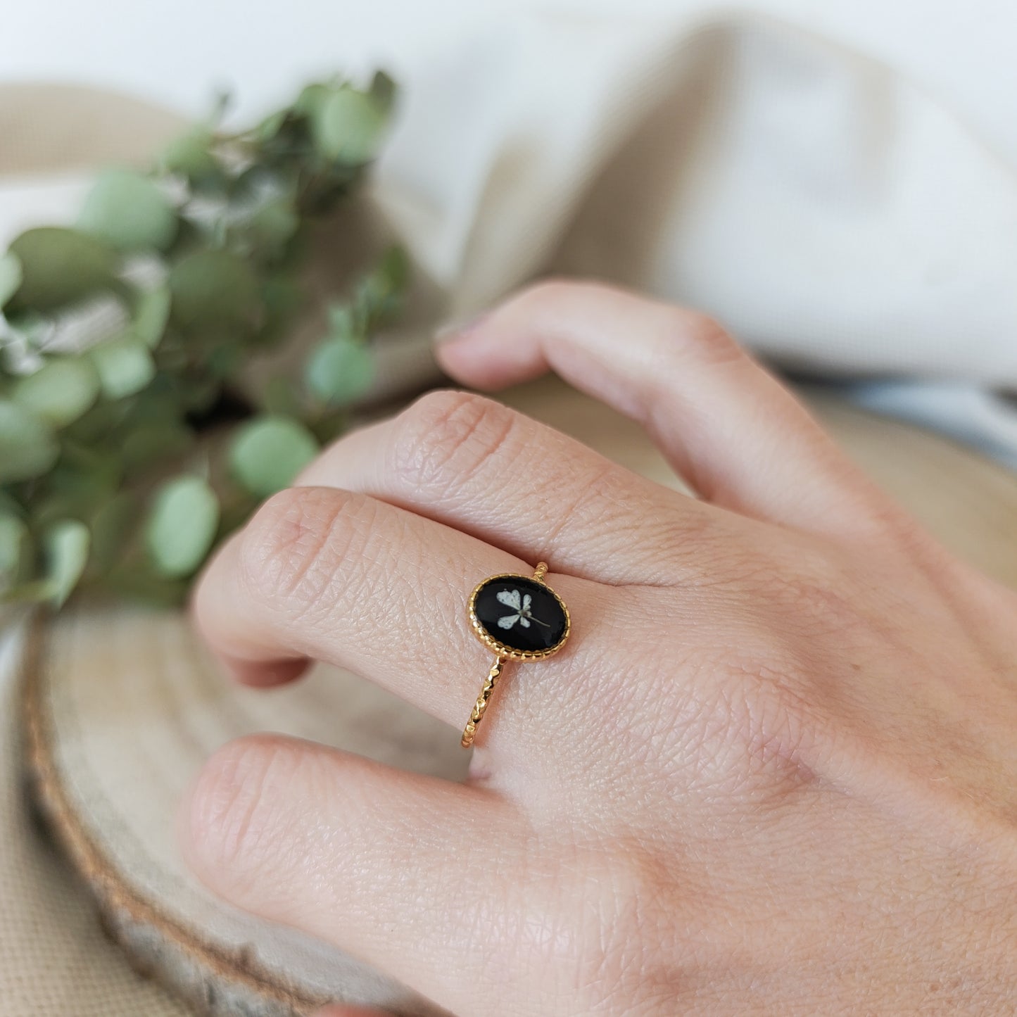 Anello Ovale Regolabile in Acciaio con Fiori essiccati -Oro