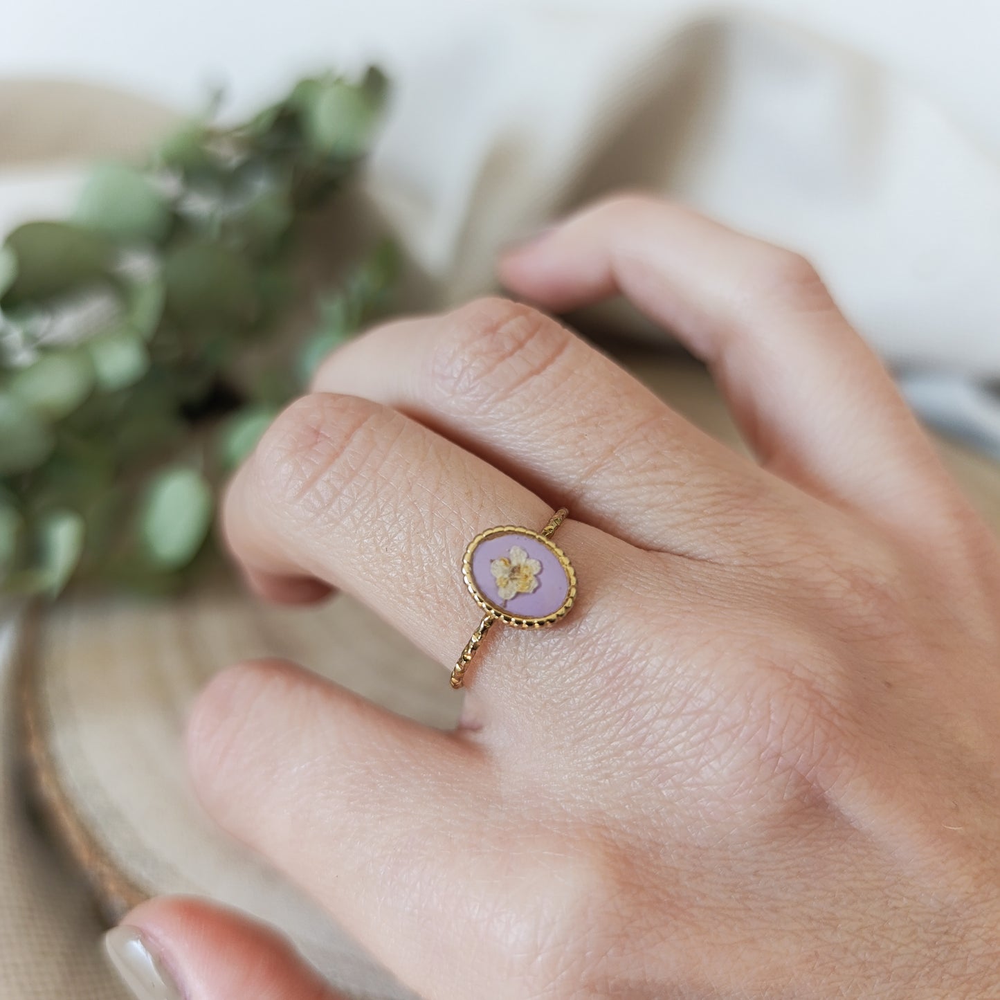 Anello Ovale Regolabile in Acciaio con Fiori essiccati -Oro