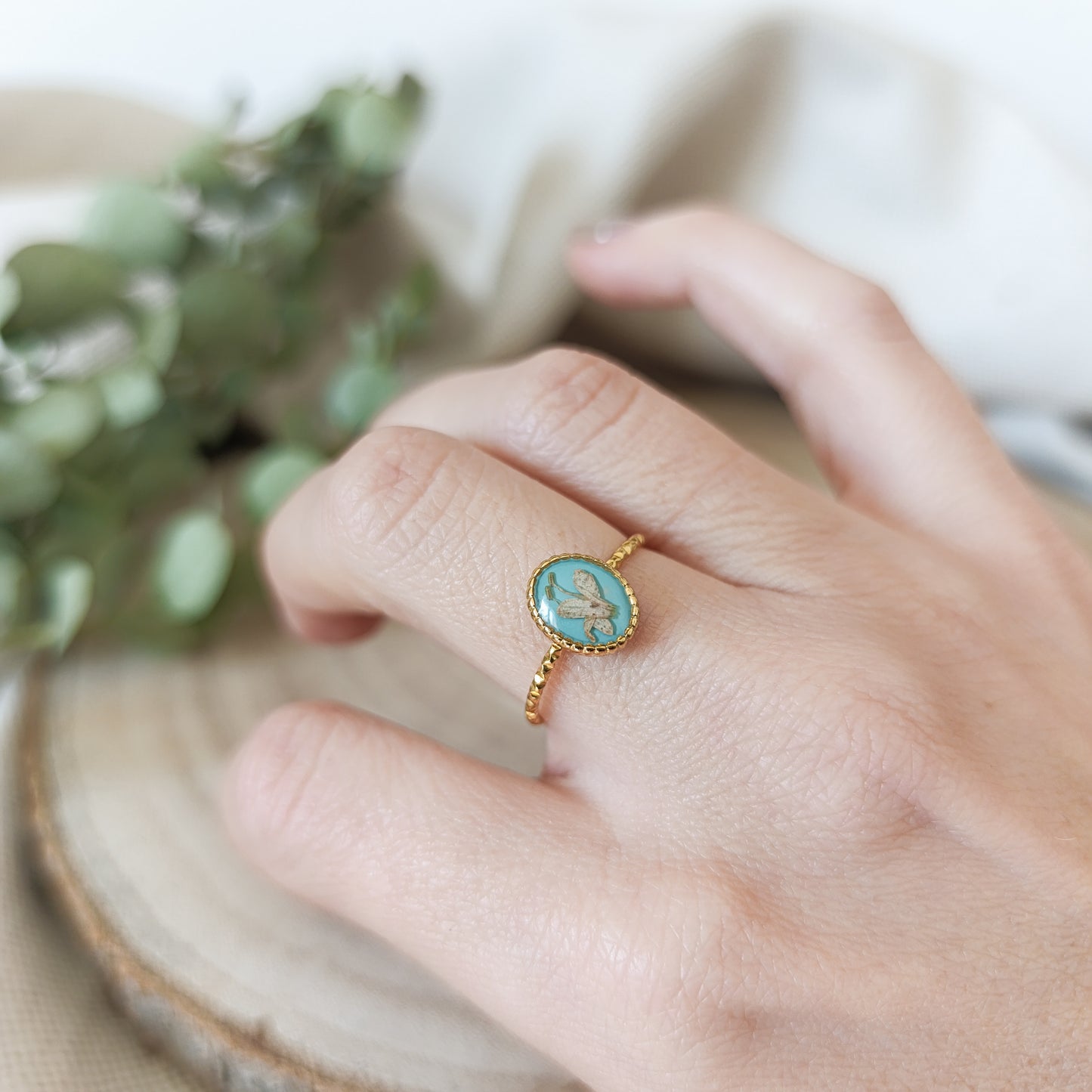 Anello Ovale Regolabile in Acciaio con Fiori essiccati -Oro