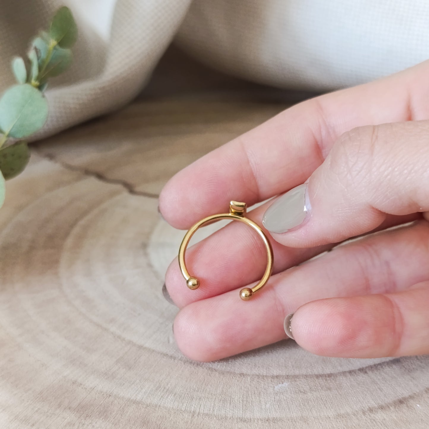 Anello Regolabile con Capsula Rettangolare e Carota Selvatica-Oro