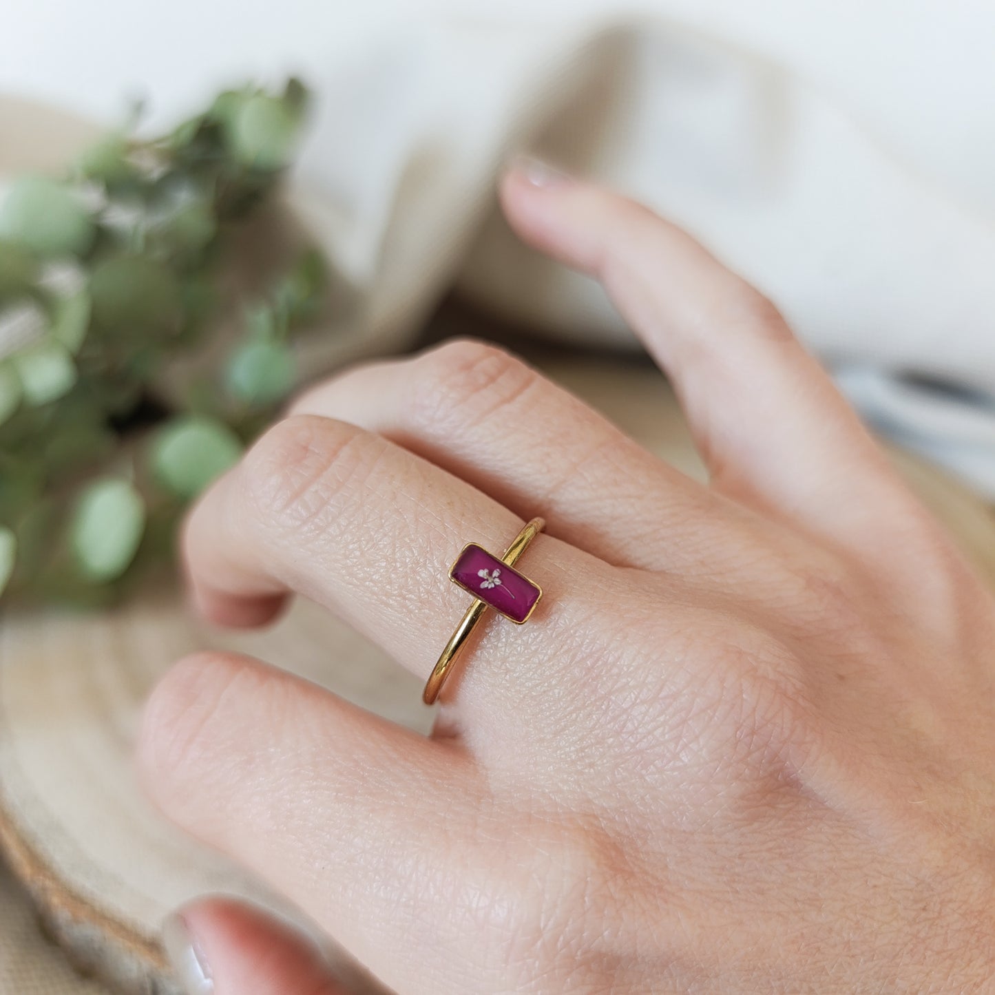 Anello Regolabile con Capsula Rettangolare e Carota Selvatica-Oro