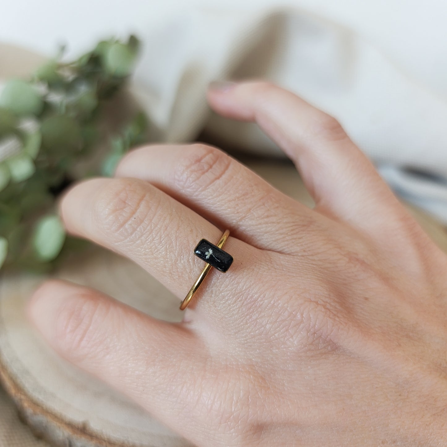 Anello Regolabile con Capsula Rettangolare e Carota Selvatica-Oro