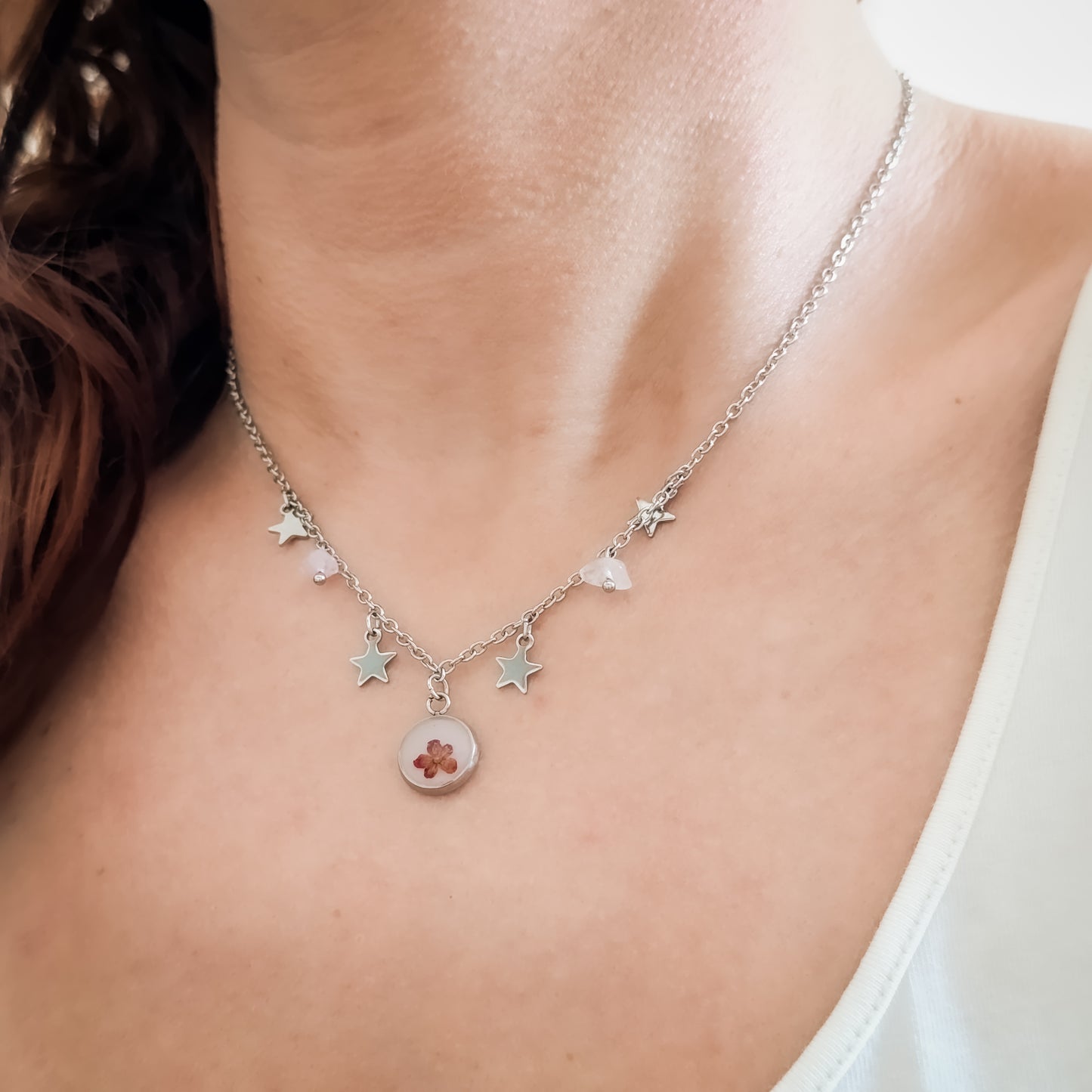 Collana con Catena Decorata e Fiore di Fitolacca