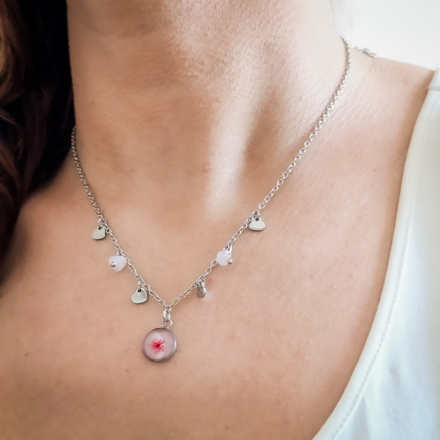 Collana con Catena Decorata e Fiore di Spirea