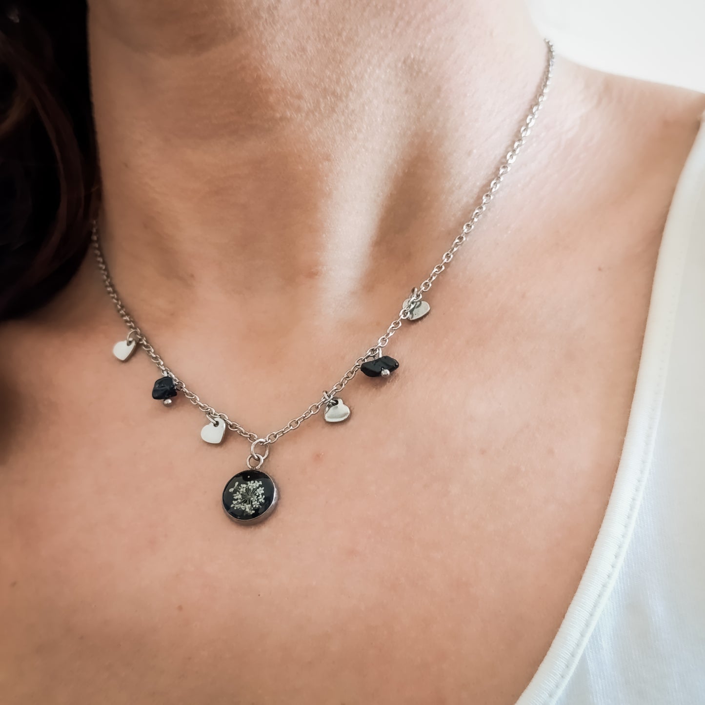 Collana con Catena Decorata e Fiore di Carota