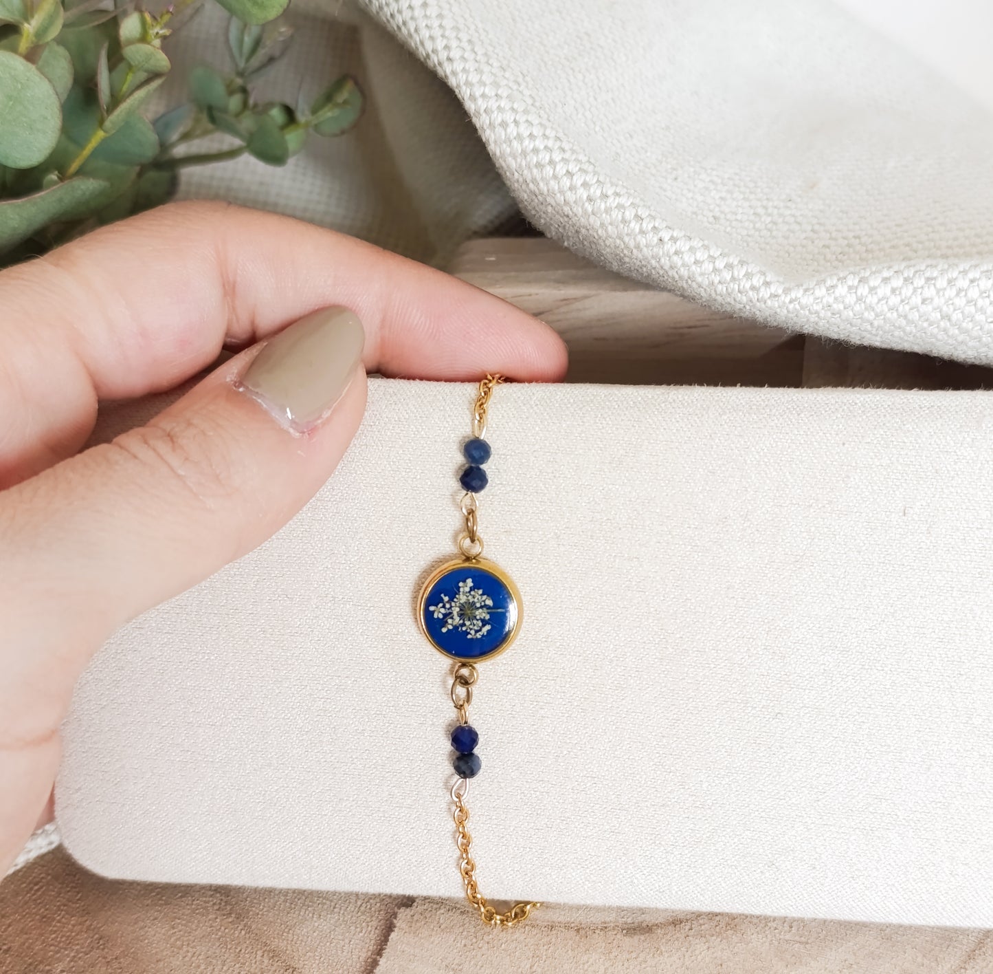 Bracciale color Oro con Fiore di Carota e Sodalite