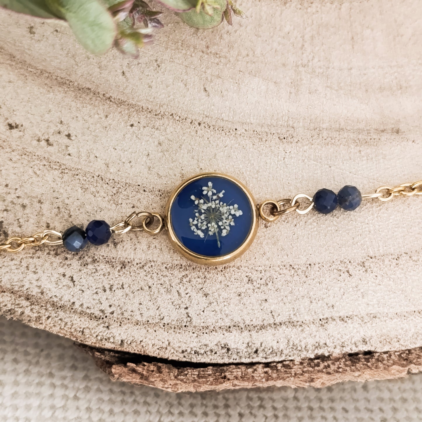 Bracciale color Oro con Fiore di Carota e Sodalite