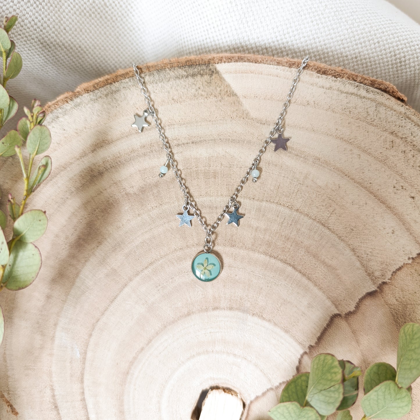 Collana con Catena Decorata e Fiore di Fitolacca