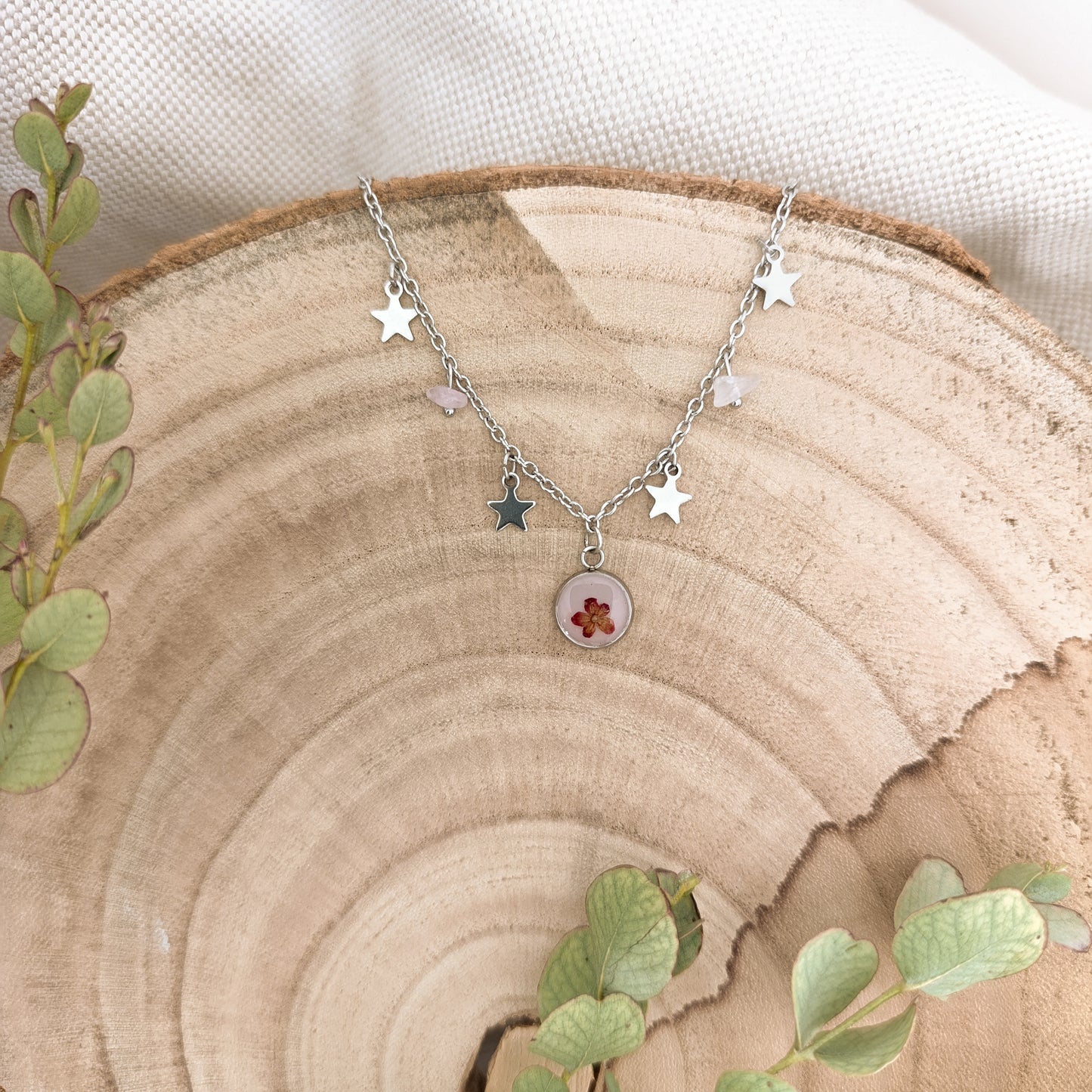 Collana con Catena Decorata e Fiore di Fitolacca