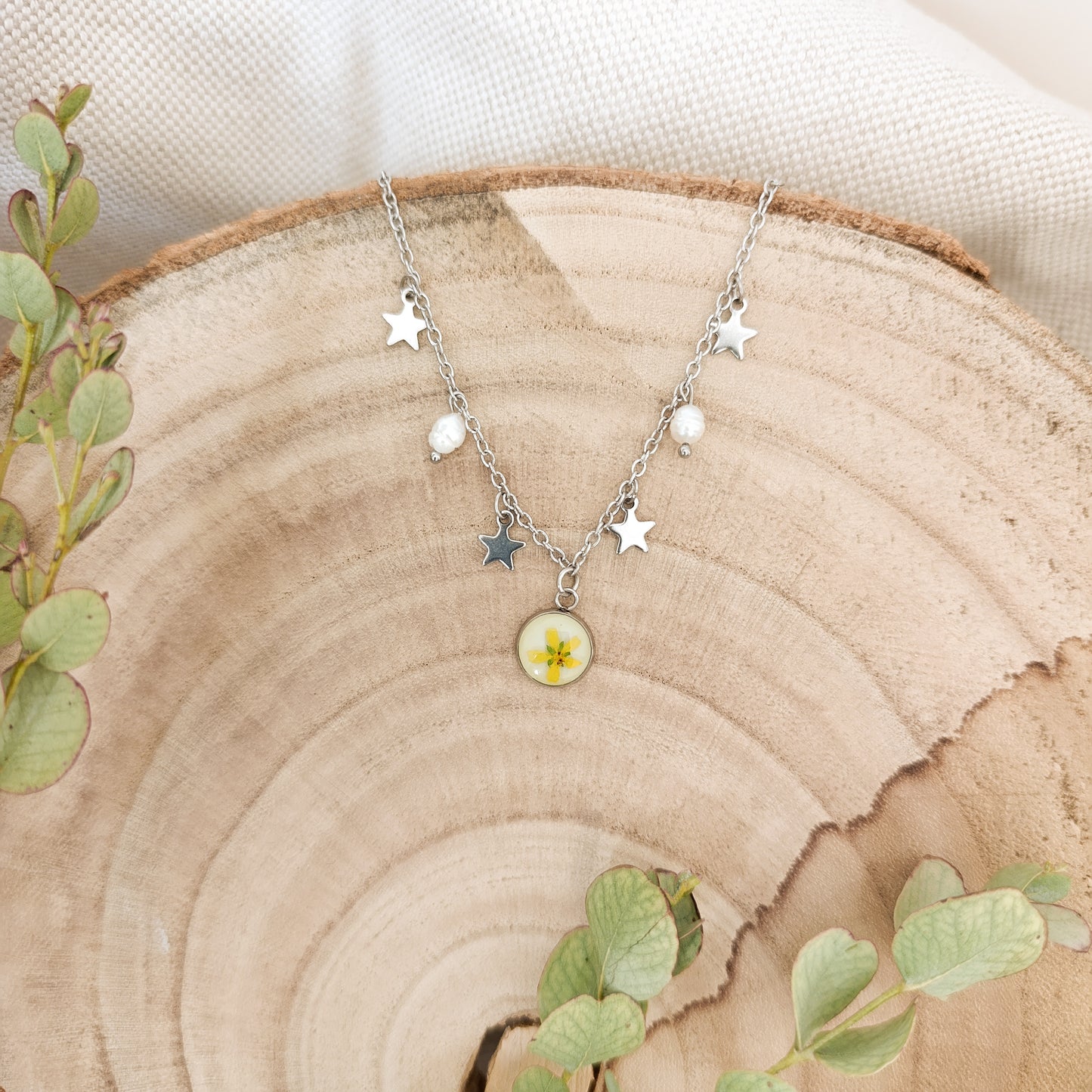 Collana con Catena Decorata e Fiore Selvatico Giallo