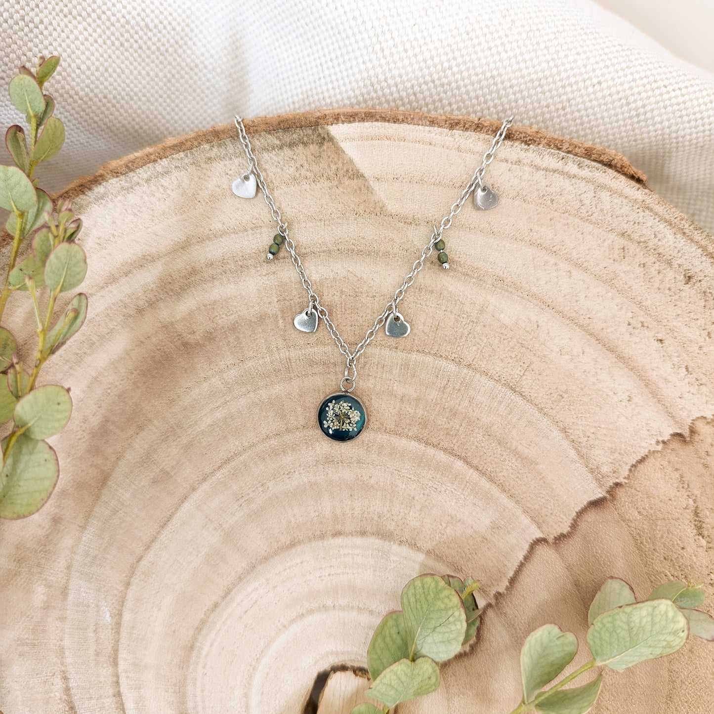 Collana con Catena Decorata e Fiore di Carota